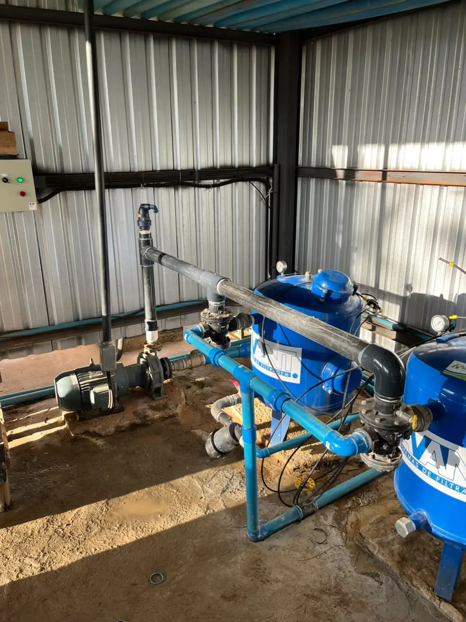 Casa de bomba com motobomba e filtros de irrigação instalados