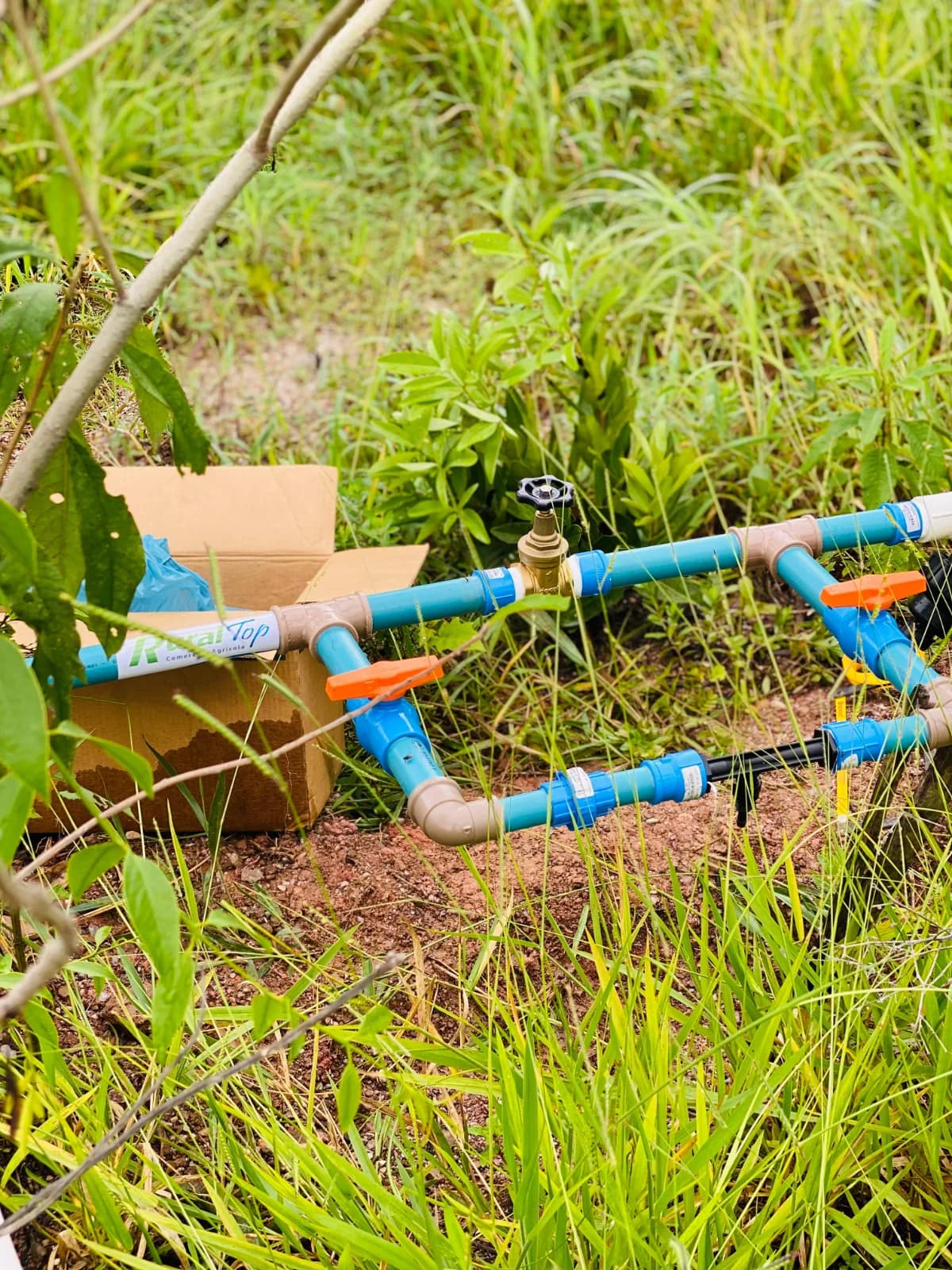 Conexões e registros de PVC montados na rede hidráulica de um sistema de irrigação